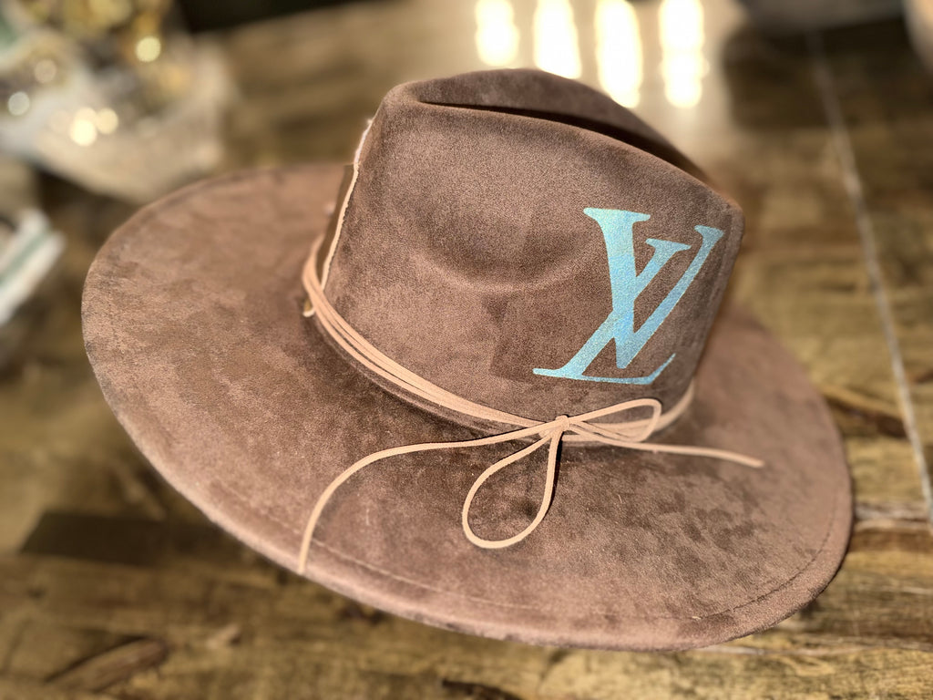 Distressed Brown Western Hat with Designer-Inspired Patch 🤎✨